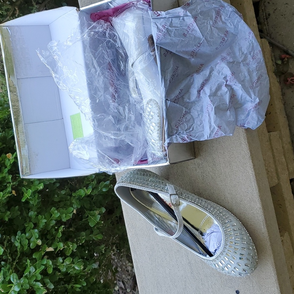 Girls size 5 new dress shoes